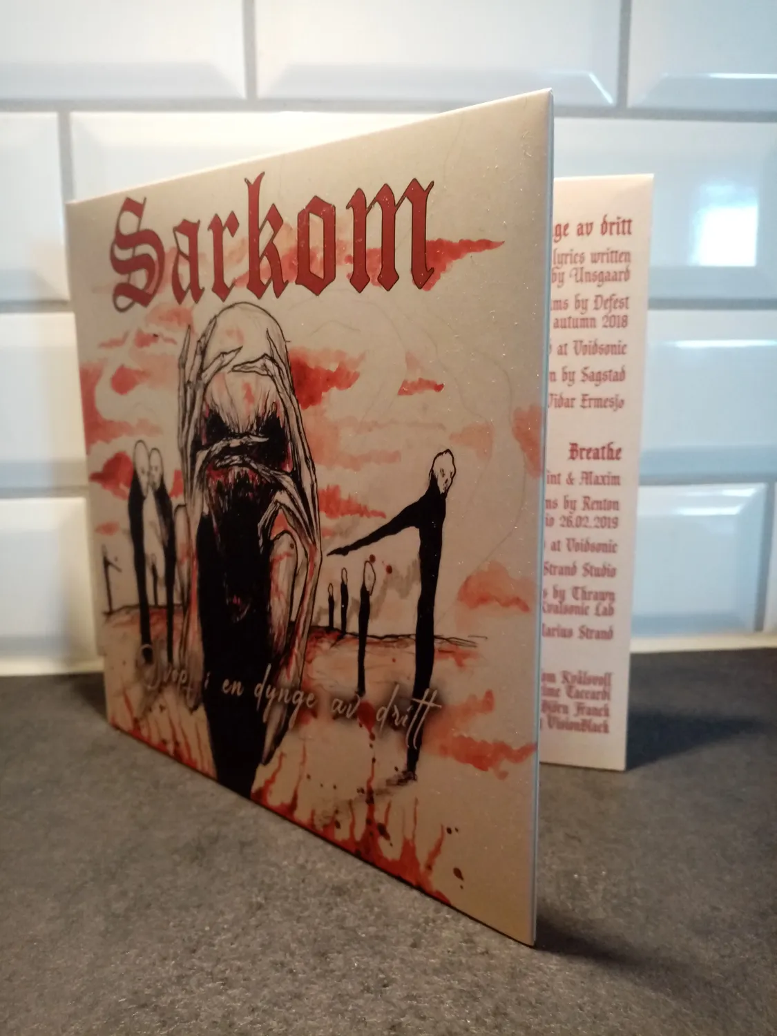 Sarkom Svøpt i en dynge av dritt t-skjorte + 7'' EP hvit vinyl
